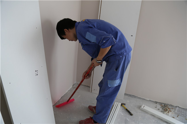 家具安裝工在安裝前清理現場