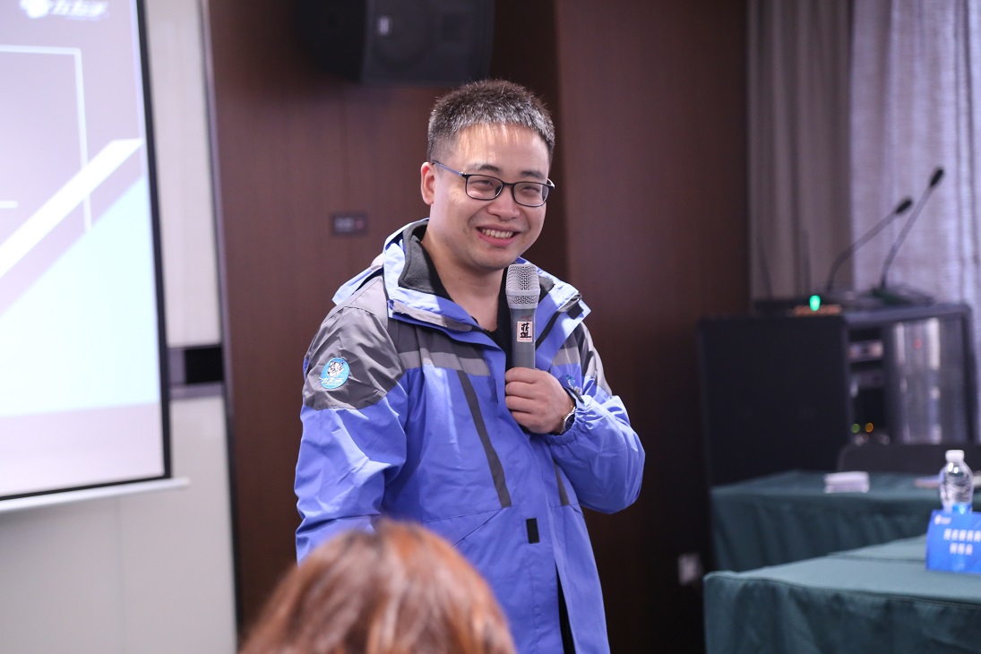 左右手市場總監吳總